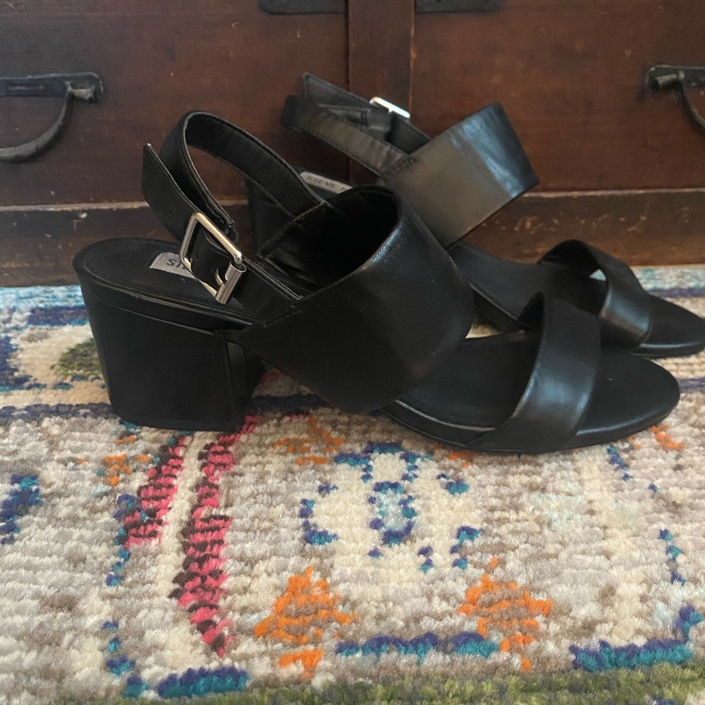 Steve Madden size 8.5 black sandal silver buckle